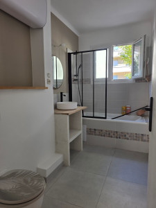 Photo de galerie - Pose baignoire ainsi que les équipements 
création meuble vasque et réalisation de carrelage et peinture 