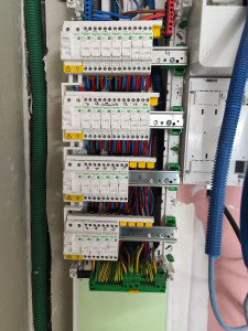 Photo de galerie - Installation complète d’un tableau électrique avec répartition précise des circuits, pose de disjoncteurs et organisation professionnelle du câblage pour garantir sécurité et efficacité.