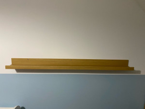 Photo de galerie - Pose d’une étagère dans une chambre d’enfant.