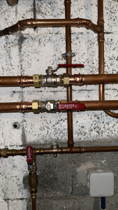 Photo de galerie - Installations deux vannes pour isoler la chaudière à fuel 