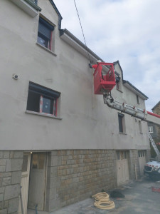 Photo de galerie - Tirage d'un câble réseau pour le branchement d'un tableau électrique d'un un appartement au premier niveau.