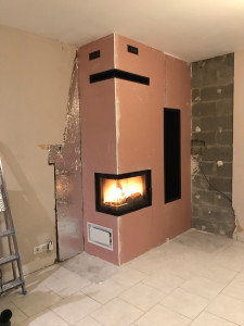 Photo de galerie - Installation d’une cheminée à bois avec coffrage ventilé et niche à bois ! 