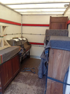 Photo de galerie - Meubles anciens massifs, armoire, commode, piano