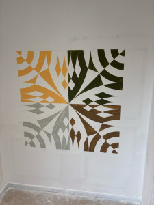 Photo de galerie - Réchampie qui a pour support un mur avec un traçage au crayon sans scotch 