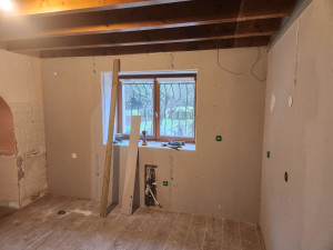 Photo de galerie - Doublage mur cuisine avant installation des meubles