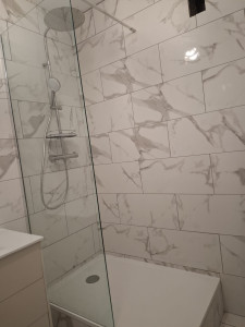 Photo de galerie - Réalisation complète d'une salle de bains :
Pose d'un bac à douche
Installation d'une paroi de douche
Pose d'un meuble de salle de bains
Réalisation de la tuyauterie
Création des évacuations