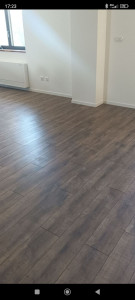 Photo de galerie - Pose de parquet, plinthes de finition avec joint acrylique 