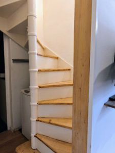 Photo de galerie - Réalisation d'un escalier , ponçage entièrement et repeint, vernis.