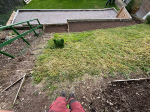 Photo de galerie - Mise à plat d’un bas de talus et apport de terre végétal  pour un futur potager 