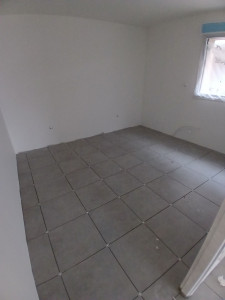 Photo de galerie - Pose de carrelage au sol,travail propre 
et soigné.