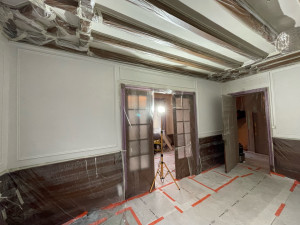 Photo de galerie - Protection des boiserie avec ratissage, ponçage , peinture 