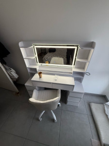 Photo de galerie - Montage d'une coiffeuse et de ça chaise 