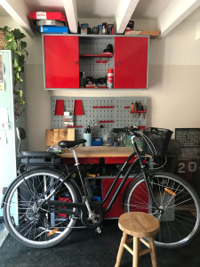 Photo de galerie - L'atelier est composé d'un local vélo et de tout ses outils/accessoires sur place pour réparer