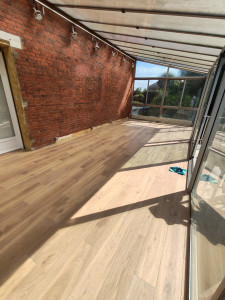 Photo de galerie - Pose de carrelage imitation parquet avec des croisillion autonivelant . ragréage , type de pose 1/3 , 2/3 