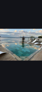 Photo de galerie - Carelage piscine a débordement effet miroir