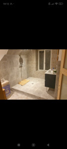 Photo de galerie - Réalisation d'une salle de bain de A à Z : dalle en béton, assainissement, carrelage, plomberie, peinture.