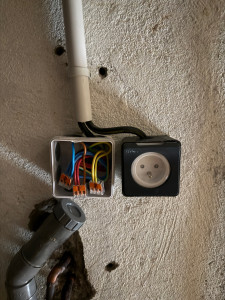 Photo de galerie - Installation prise plus alimentation d’une boîte de dérivation 