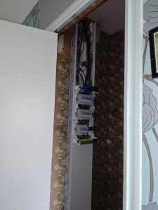 Photo de galerie - Rénovation d'un tableau électrique ancien avec porte fusible et neutres en commun, remis aux normes actuel