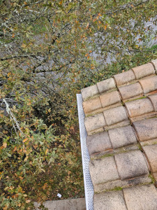 Photo de galerie - Pose d'un protège gouttière,Filtre à Feuilles Aluminium