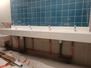 Photo de galerie - Changement de lavabo avec une nouvelle installation en cuivre.
