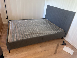 Photo de galerie - Montage lit double avec tête de lit.