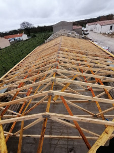 Photo de galerie - Réalisation charpente fermette double pents, film sous toiture, lattage, Litonages et couverture, pose des accessoire. 