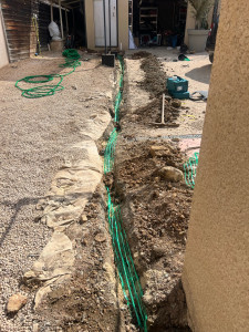 Photo de galerie - Photo 2/3. protection de la gaine avec câble RJ45 par un lit de sable et grillage avertisseur. 