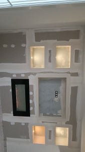 Photo de galerie - Décoration murale intérieur de salon pour installation d’une télévision et cheminée 