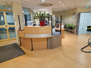 Photo de galerie - Banque d'accueil / Borne d'accueil