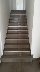 Photo de galerie - Pose carrelage sur escalier,  nez de marche aluminium + plinthes en crémaillères