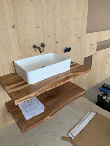 Photo de galerie - Pose d’une vasque sur plan en châtaignier robinetterie encastrée 