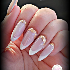 Photo de galerie - Pose américaine renforcée, french et intégration de paillettes sur base nude