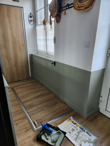 Photo de galerie - Peinture soubassement dans une entrée (verrière)