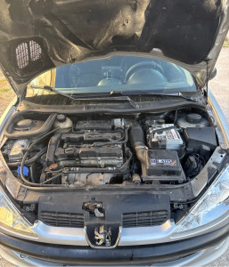 Photo de galerie - Remplacement du collecteur d’admission sur cette Peugeot 206 (moteur 1.6)