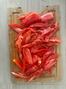 Photo de galerie - Préparation tarte tomates /poivrons/oignons