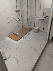 Photo de galerie - Rénovation d'une salle de bain , pose de sol et faïence PVC , peinture au plafond ,paroi de douche et évier .