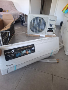 Photo de galerie - Installation d’un climatiseur électrique réversible (split) : pose de l’unité intérieure et extérieure, raccordement des liaisons frigorifiques et électriques, mise en service et vérification du bon fonctionnement.