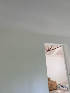 Photo de galerie - Préparation de murs et plafonds suivi d’une application de peinture 