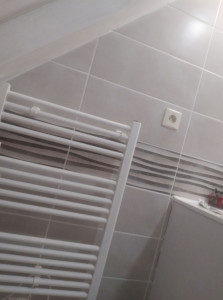 Photo de galerie - Mise en place carrelage salle de bain plus repose radiateur sèche serviette 