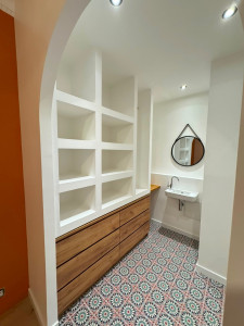 Photo de galerie - Transformation d'une salle de bain en dressing sur mesure avec pose du carrelage et finitions soignées. Un résultat moderne, pratique et élégant.