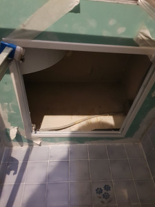 Photo de galerie - Mise en place de trappe d'accès au ballon eau chaude 