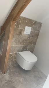 Photo de galerie - Installation wc suspendu avec carrelage travertin 