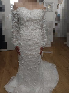 Photo de galerie - Pincer une robe de mariée.