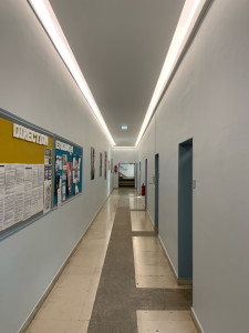 Photo de galerie - Pose de bandeaux LED dans un couloir 