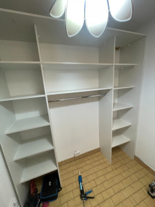 Photo de galerie - Aménagement de placard sur mesure, finition portes coulissantes