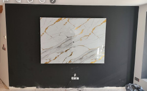 Photo de galerie - Décaisser mur tv plaque de marbre led plus peinture et gaine pour cacher les cable