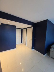 Photo de galerie - CHANTIER DE RÉNOVATION ET DÉCORATION 
POSE DE FAUX PLAFOND EN BA13 AVEC SPOT ENCASTRABLE 
PEINTURE DECORATIVE BICOLORE BLEU NUIT/BLANC