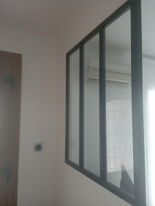 Photo de galerie - Pose d'une verrière de séparation