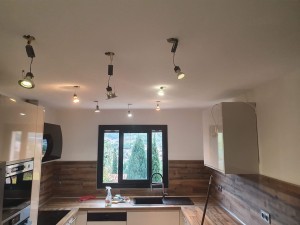 Photo de galerie - Enduit et peinture d’une cuisine grise au départ, réalisation d’un hall d’entrée en enduit lissé sur crépi et peinture ( voir photos suivantes).