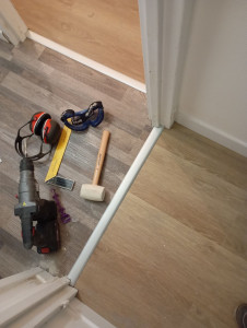 Photo de galerie - Pose de parquet PVC et de seuils de portes 
